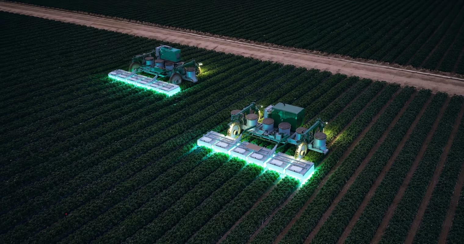Bukele desafía ambientalistas en un Retweet con Robots UV que cuidan el campo