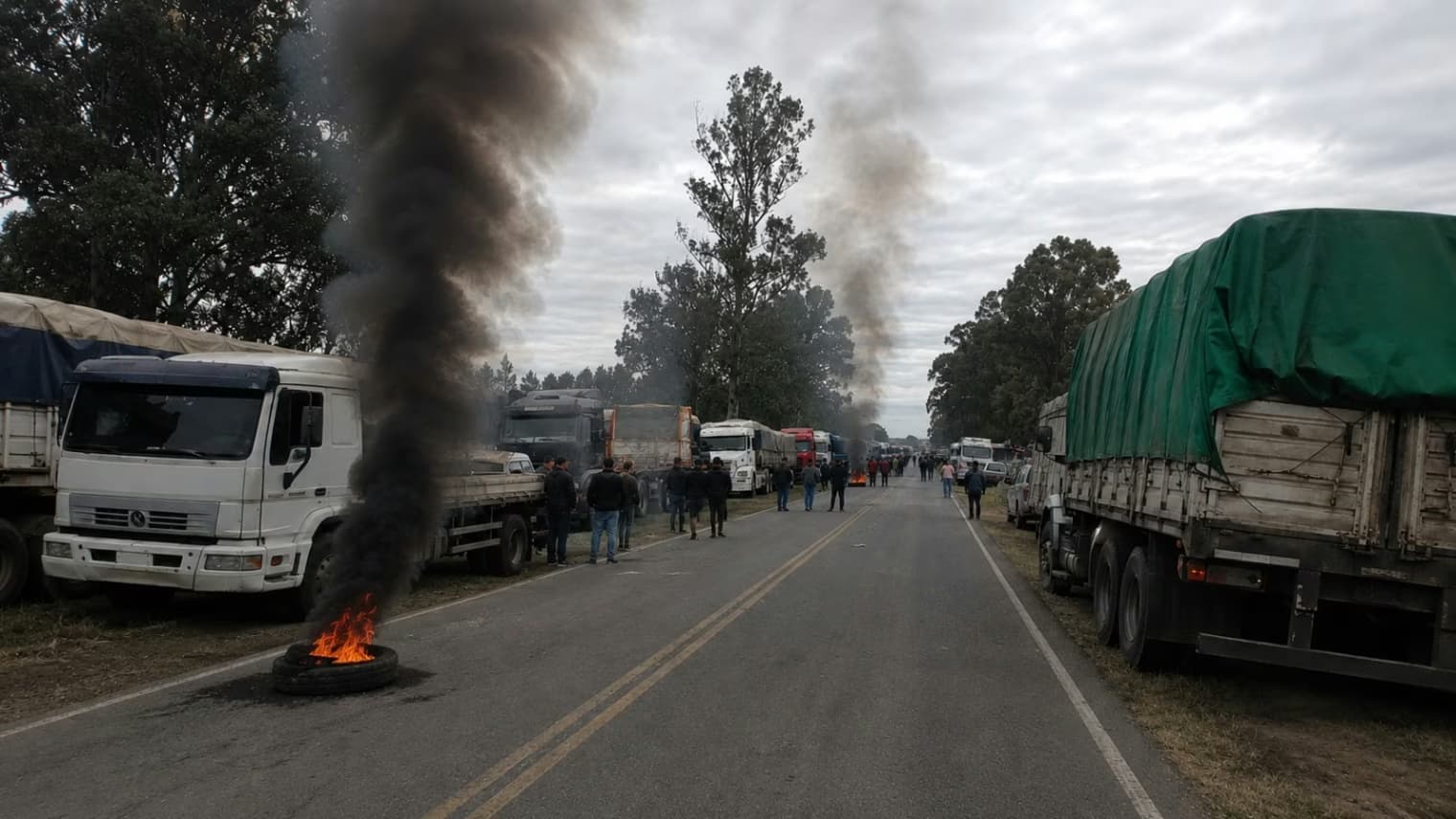 CAMIONEROS RECLAMAN REUNIDOS CONTRA MEDIDAS DE ASFIXIA DEL GOBIERNO